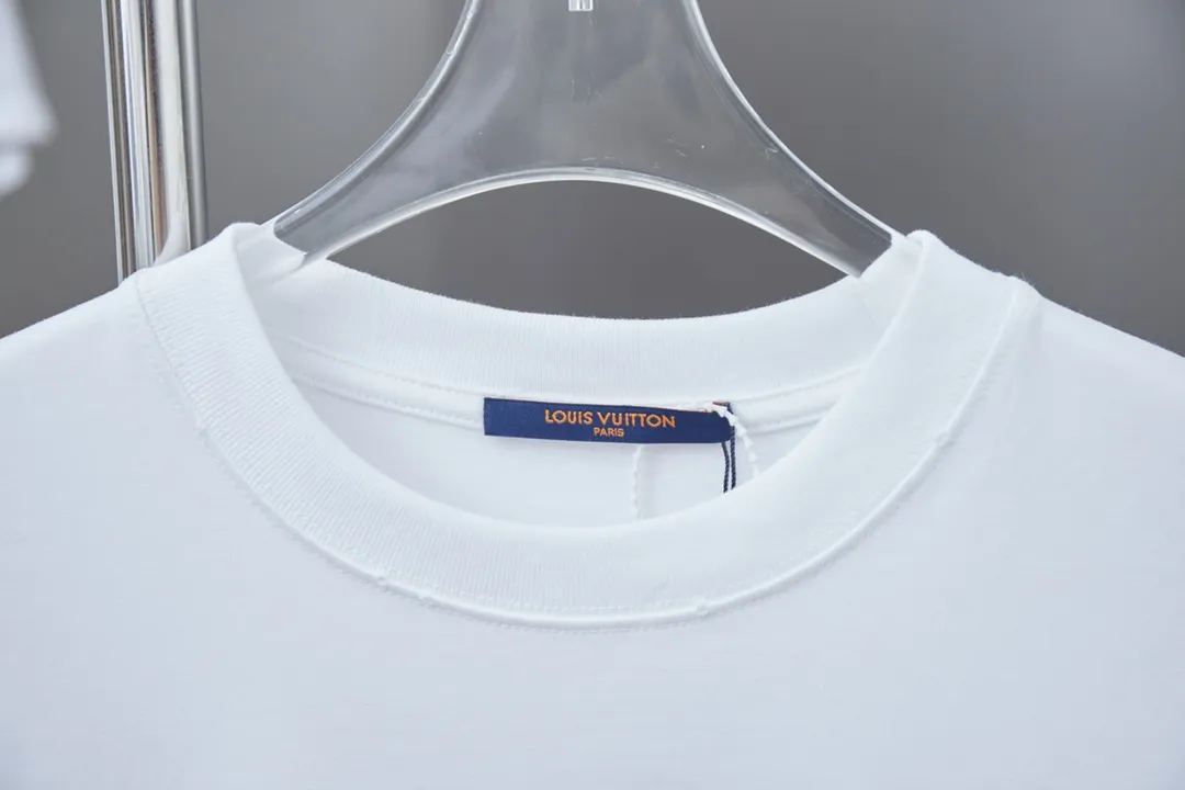 🅿️200 1V 25SS early spring new style denim splicing embroidery LV short sleeves light luxury essential item for daily commuting for men and women correct version welcome to compare detailed features · 320g 100% pure cotton double yarn jersey fabric · Special thickened 32 pieces of double-strand 1X1 thread in the same vat custom dyeing · Denim cutting and splicing ➕Various embroidery craft letters · Hem collar Cuff fraying process · Double-needle stitching across seams · Original main mark, washed tag, branded moisture-proof paper packaging Color: Black/White Size: S/M/L/XL